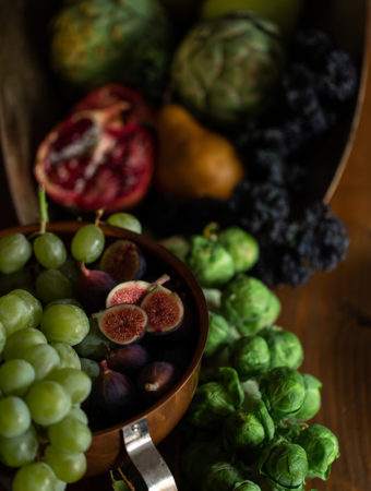 Celebrate the harvest of the season with this simple Fall Feast Table Setting Idea that's perfect for friendsgiving, thanksgiving, dinner parties, anything! Friendsgiving | Thanksgiving table décor ideas | tablescape